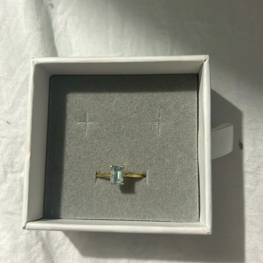 Aquamarine stone 14K gold ring, size 6 but can be resized to fit. Barely worn!